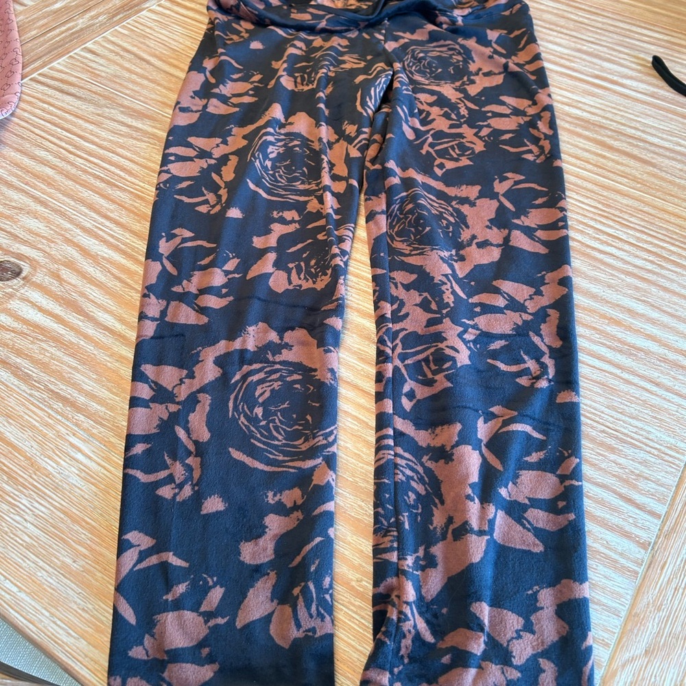 Pretty Black and Brown Floral Leggings oh howish I could wear these sz xL NWOT